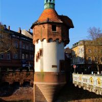 Alter Turm am Fluss Dreisam in Freiburg, Фрайбург