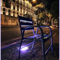 Cannes: une "chaise bleue de la Croisette", la nuit devant le Carlton - (A "blue chair of the Croisette", the night front of the Carlton), Канны