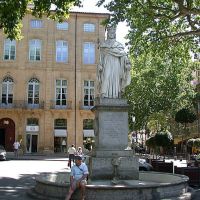 Aix en Provence - Cours Mirabeau - statue du Roi René, А-ен-Провенс