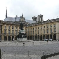 Reims: Place royal, statue de LouisXV et le toit de la cathédrale., Реймс
