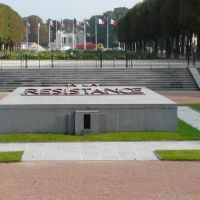 Reims: Monuments aux martyrs de la résistance, au fond monument aux morts., Реймс