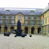Reims: entrée du musée des Beaux -Arts, sculptures de Christian Lapie, Реймс