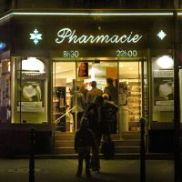 ♫ The  restless night : queues at the pharmacy ♫ La notte che inquieta: code in farmacia., Булонь-Билланкур