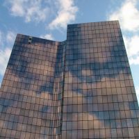 La Défense: reflets de nuages sur la tour Manhattan, Курбеву
