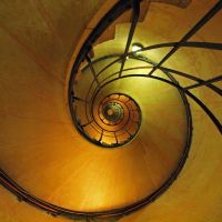 Look up the Spiral staircase of Arc de Triomphe, Левальлуи-Перре