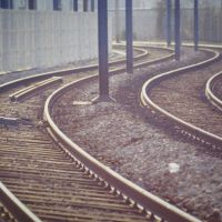 Deux droites parallèles sont deux droites qui, comme les rails du chemin de fer, tournent en même temps., Монтруж