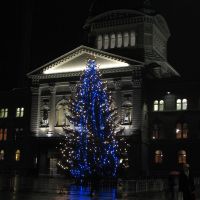 (messi07) Bundesplatz mit Weihnachtsbaum vor Bundeshaus [160°], Берн