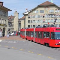 Eine Strassenbahn verlässt die Haltestelle "Zytglogge" in Bern/A Tramway Leaving The Stop "Zytglogge" In The Center Of Bern, Берн
