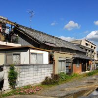 Roof tiles near Sakaide City Hospital　坂出市民病院そばの瓦屋根民家, Сакаиде