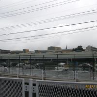 駐車場と物流センターの向こうに見える青山学院大学相模原キャンパス, Сагамихара
