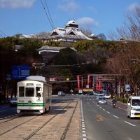 Kumamoto City tram and the Kumamoto Castle, Кумамото
