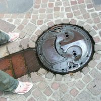 Smiling manhole, Митака