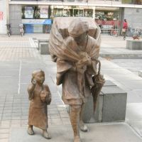 Statue of Peddling man of medicine and his child,Toyama city　薬売り親子の像（富山県富山市）, Тояма