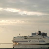 Ferry from Niigata on the berth in the Otaru port　小樽港停泊中の新潟からのフェリー, Отару