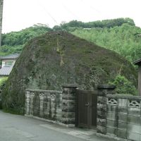 rock in the house yard, Тоёока
