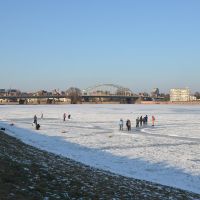 Icefun south of Deventer with lots of sunshine 8 Februari 2012, Девентер