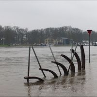 Artwork "De zeilen" in the IJssel at high water, Девентер