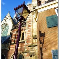 il lampione e la sua ombra dangolo (chiesa Oude Kerk), Амстердам
