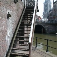Canalwharf-stairway; Oudegracht (Old Canal anno 1390) and the Dom tower; Utrecht., Амерсфоорт