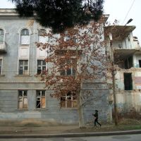 Semi-destroyed house in central Rustavi, Рустави