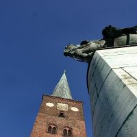 Aarhus Cathedral and a King statue, Орхус