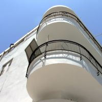 Bauhaus style building, Пэтах-Тиква