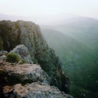 ISRAËL, Migdal:  the cliffs of Mount Arbel, הר ארבל, back Golan Heights, ישראל, Мигдаль аЭмек