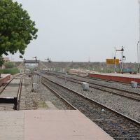 DPAK MALHOTRA, Surendernagar Junction Railway Stn, Platform, Surendernagar, गुजरात भारत Gujarat Bharat ગુજરાત ભારત દેશનું, Юнагадх