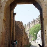 gwalior, gate to the fort, Гвалиор