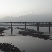 44 Narmada  & the Rail Bridge नर्मदा नदी और रेलवे पुल நர்மதா ஆறு  மற்றும் ரயில் பாலம்  నర్మదా నది & రైలు వంతెనPB190323, Кхандва