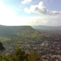 सातारा, यवतेश्वर, मेरुलिंग आणि वैराटगड. View of Hill side end of Satara city. Observe Meruling Hill at second level of hills., Сатара
