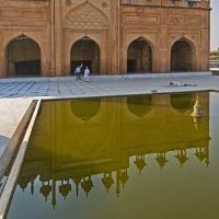 The front of the Jama Masjid is relected in the ablutions pool., Бхаратпур