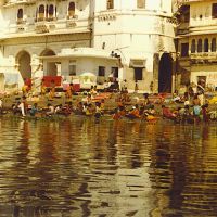 Udaipur 1980 laundresses in Lake Pichola-© by leo1383, Удаипур