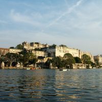 Udaipur-View of the City Palace from Lake Pichola, Удаипур