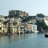 Udaipur-View of the Ghats and the City Palace, Удаипур
