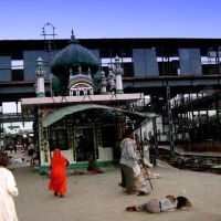 Line-Baba Mazar right on the Railway Platform of Allahabad, where ghosts are treated, Аллахабад