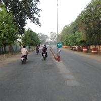 ROAD TOWARDS RAILWAY CROSSING, Kawwa Bagh Colony, Gorakhpur, Uttar Pradesh, India, Горакхпур