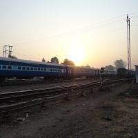 SUNRISE AGAINST RUNNING TRAINS, Gorakhpur, Uttar Pradesh, India, Горакхпур