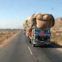 Inde, sur les routes les camions TATA, très bien chargé, Йханси
