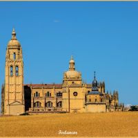 Como  una  pétrea  y  dorada  espiga  de  trigo.. Like   a golden stoned   ear  of  wheat. Catedral  de Segovia (f).  Dedicada    para  **Abuira** ., Сеговия