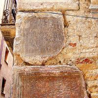 Sin comentarios acerca de su origen, actualmente en la esquina de una casa bicentenaria. Tortosa, Tarragona, Тортоса