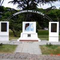 Plaza Eduardo Costa,Campana, homenaje a los Caidos en Malvinas (www.aenbici.blogspot.com), Кампана