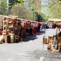 Preparando La Feria  de los Artesanos en Plaza Italia, Ла-Плата