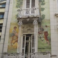 Arte en Buenos Aires - solo hace falta "mirar" -Mural en la fachada de un edificio de la Ciudad Autónoma de Buenos Aires, Олаварриа