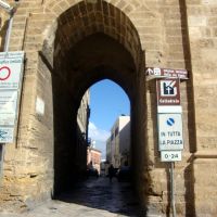 ITALIA Arco de entrada a Via Colonne, Brindisi, Бриндизи