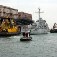 Taranto -Apertura ponte girevole per passaggio convoglio., Таранто