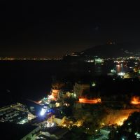 Sorrento: nightview di Marina Grande e Sorrento da via Capodimonte, Сорренто