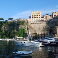 Sorrento: view from the harbour, Сорренто
