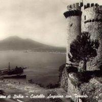 Castello Angioino con Vesuvio, Кастелламмаре-ди-Стабия