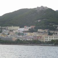 15-08-05 - Salerno, Panorama dal Traghetto, sul promontorio il Castello Arechi, Салерно